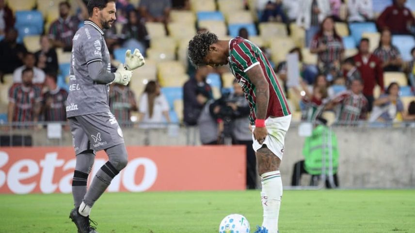 John Kennedy antes de bater pênalti pelo Fluminense (Foto: Bruno Martins/Agencia Enquadrar/Folhapress)
