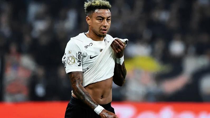 Lingard limpa o rosto com a camisa do Corinthians (Roberto Casimiro /Fotoarena/Folhapress)