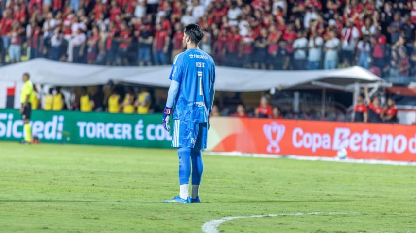 Rossi falha em lance de gol do Vitória em cima do Flamengo (Foto: Marcio Jose/AGIF/Folhapress)