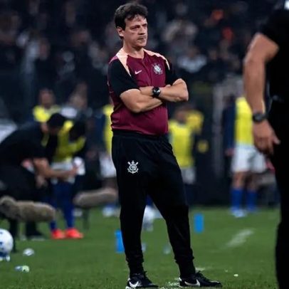 Diniz e Gabriel Paulista discutem durante jogo do Corinthians