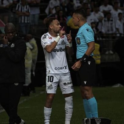 Confusão e erro de arbitragem marcam Santos x Coritiba com Neymar
