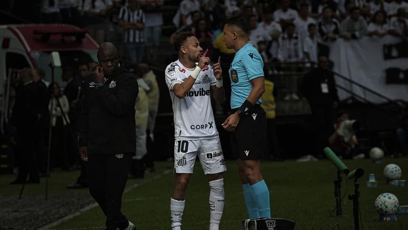 Neymar discute com árbitro durante partida entre Santos x Coritiba (Foto: Leco Viana/Thenews2/Folhapress)