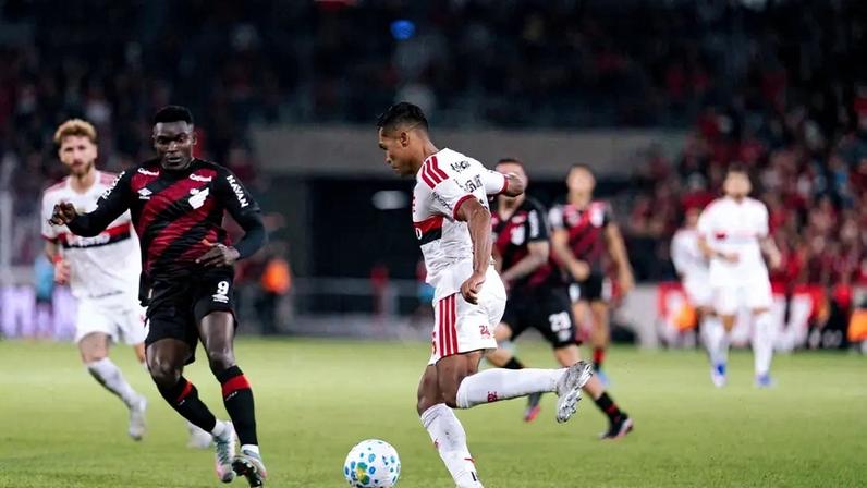 Athletico-PR e Flamengo pelo Brasileirão (Foto: Nauan Vitor/MyPhoto Press/Folhapress)