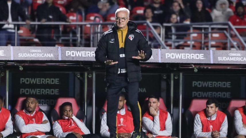 Dorival à beira do gramado no Morumbis pelo São Paulo