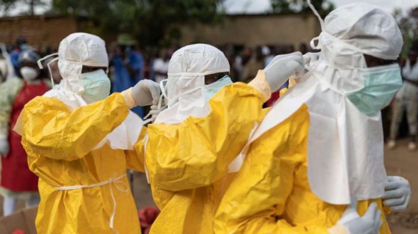 Agentes de saúde durante um surto de Ebola no ano de 2022 em Uganda