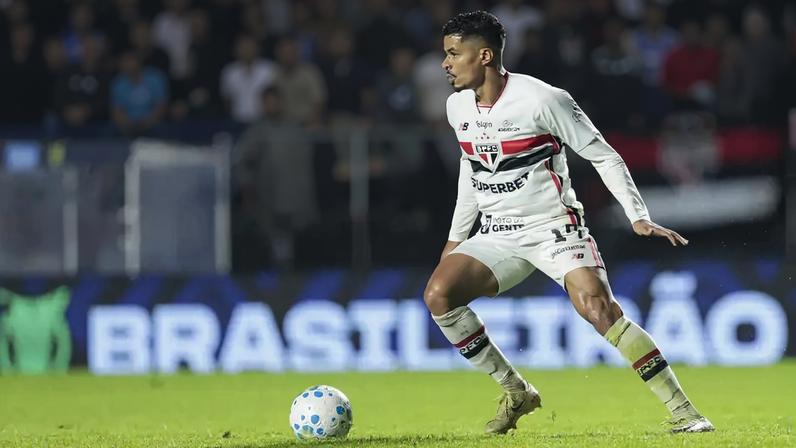 Lucas Ramon em ação pelo São Paulo (Foto: Marco Miatelo/AGIF/Folhapress)
