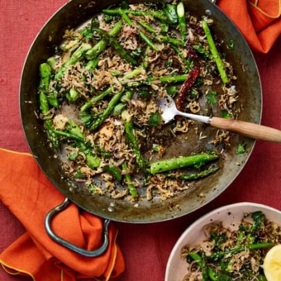 Aspargos no estilo indiano de Romy Gill: receitas com thoran e chaat