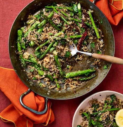Aspargos no estilo indiano de Romy Gill: receitas com thoran e chaat