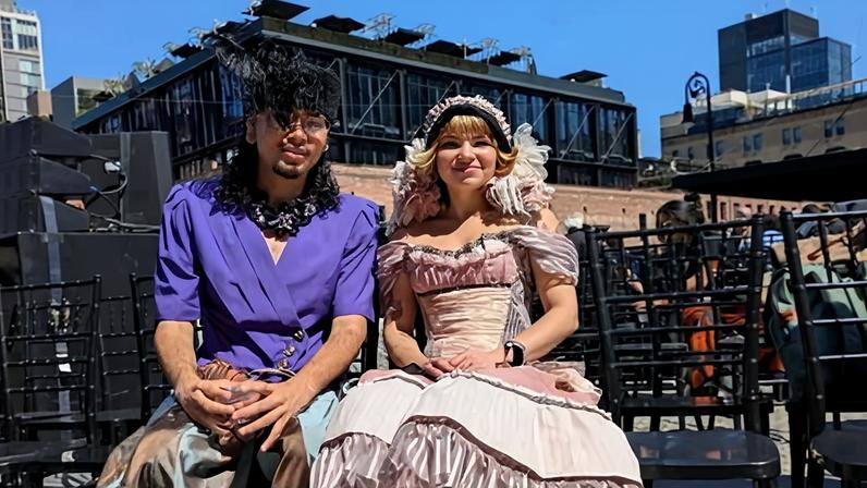 Ativistas fazem desfile antes do Met Gala em protesto contra Bezos e Amazon