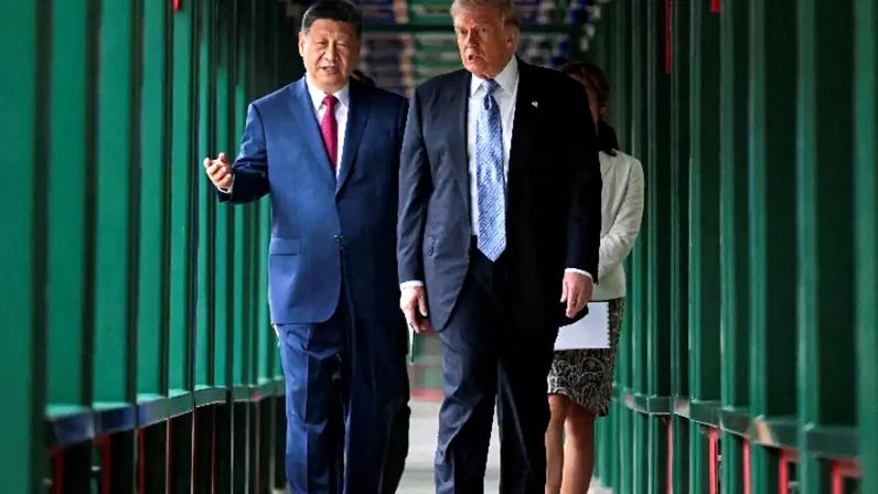 Presidente dos EUA, Donald Trump, participa de uma caminhada da amizade pelo Jardim Zhongnanhai com o presidente chinês Xi Jinping em Pequim, China, em 15 de maio de 2026 REUTERS/Evan Vucci