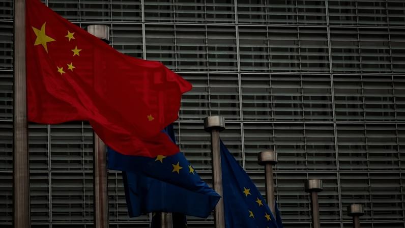 A bandeira nacional da China, à esquerda, tremula ao lado das bandeiras da União Europeia (UE) antes da cúpula UE-China em Bruxelas, Bélgica, na terça-feira, 9 de abril de 2019 — Foto: Geert Vanden Wijngaert/Bloomberg