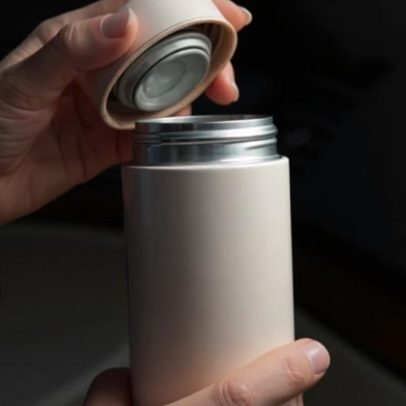 Como lavar garrafa térmica sem escovinha: 4 métodos simples
