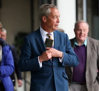 Farage enfrenta perguntas por não declarar uso de helicóptero de doador