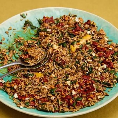 Receita de arroz de primavera com feta, harissa e nozes de pinoli