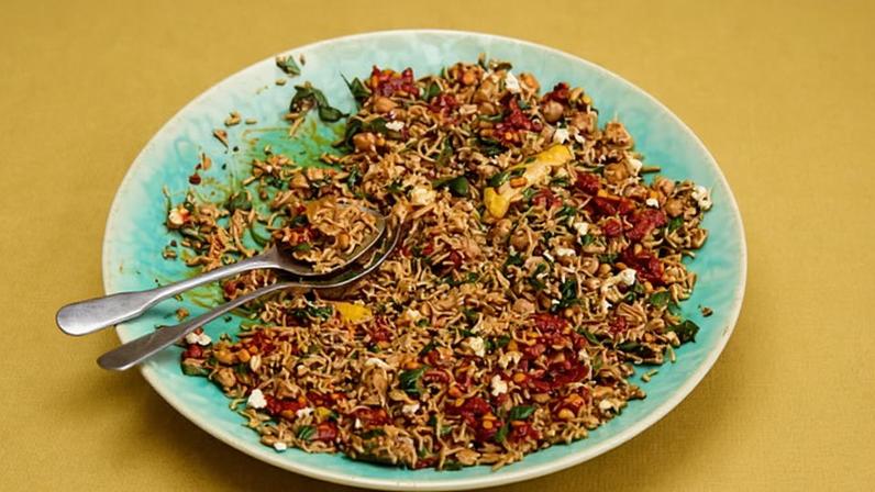 Receita de arroz de primavera com feta, harissa e nozes de pinoli