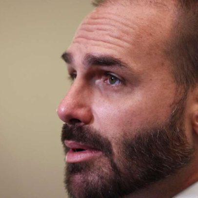 Eduardo confirma assinatura de contrato de gestão financeira do filme Bolsonaro
