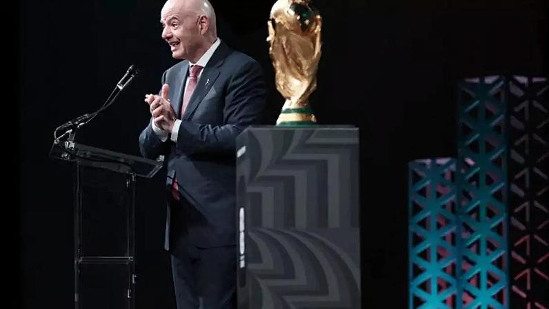 Gianni Infantino, presidente da FIFA, com a taça da Copa do Mundo (Photo by Alex Wong/Getty Images)