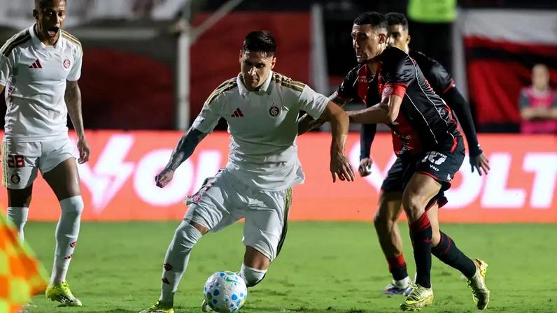 Vitória supera o Inter no Barradão e entra na parte de cima da tabela —
