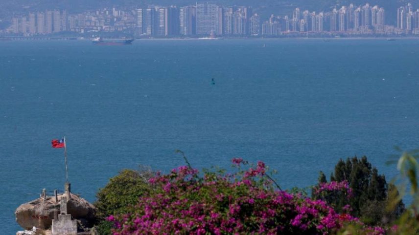 Uma bandeira de Taiwan é hasteada no topo de uma colina de frente para Xiamen, na China, na Ilha Dadan, em Kinmen, Taiwan, em 18 de outubro de 2025. REUTERS/Ann Wang