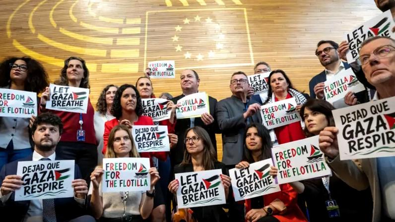 Eurodeputados de esquerda e ecologistas manifestam apoio à flotilha para Gaza durante sessão plenária do Parlamento Europeu, em Estrasburgo, em 20 de maio de 2026.
