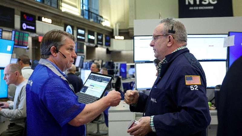 Operadores na bolsa de Nova York 5 de maio de 2026. REUTERS/Brendan McDermid/Foto de arquivo