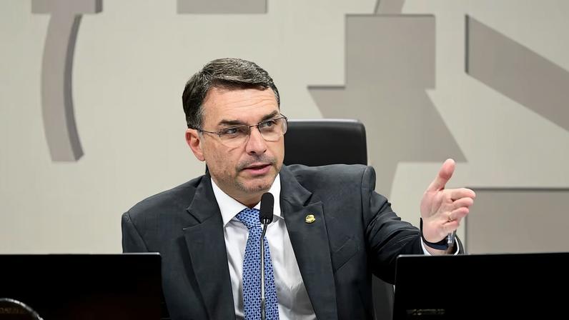 Flávio Bolsonaro não assinou primeiro pedido de CPI sobre Master
