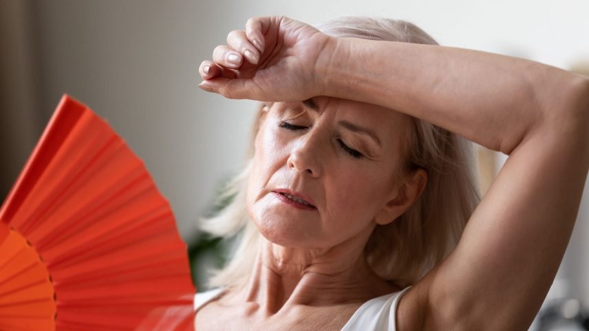 Risco cardíaco aumenta após a menopausa: entenda os fatores