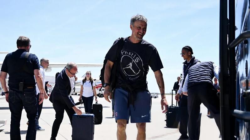 Luis Enrique arrives in Budapest with his PSG players.