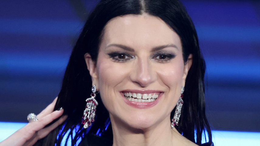 Laura Pausini, 52 anos: ‘Minha pele é boa porque gosto muito de fazer amor. Faz a gente sorrir. É uma revolução de felicidade’.