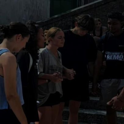 Missionária prega no Cristo Redentor e leva jovens a Jesus