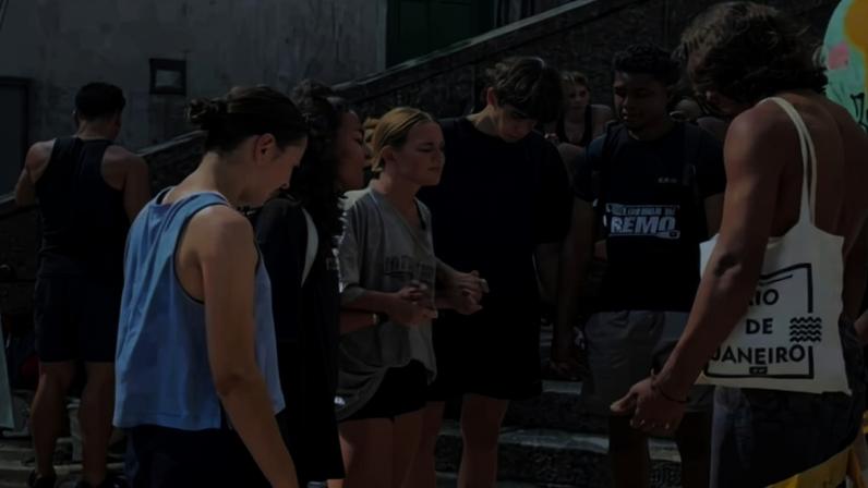 Missionária prega no Cristo Redentor e leva jovens a Jesus