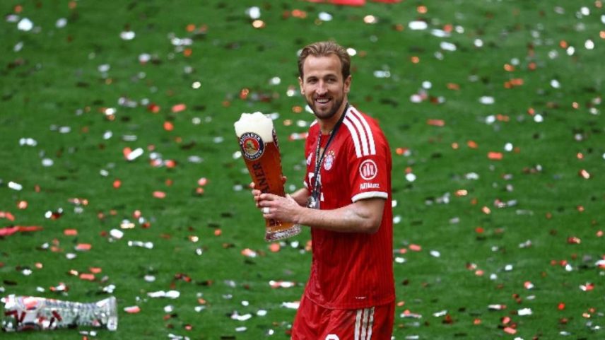 Futebol - Bundesliga - Bayern de Munique x FC Colônia - Allianz Arena, Munique, Alemanha - 16 de maio de 2026 Harry Kane, do Bayern de Munique, comemora com cerveja após vencer a Bundesliga REUTERS/Kai Pfaffenbach