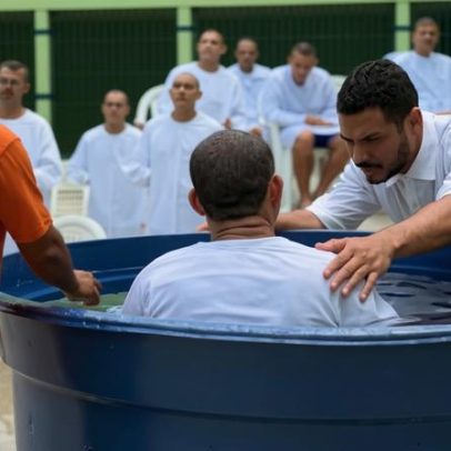 Presos em penitenciária do Piauí participam de batismo e cantam louvores