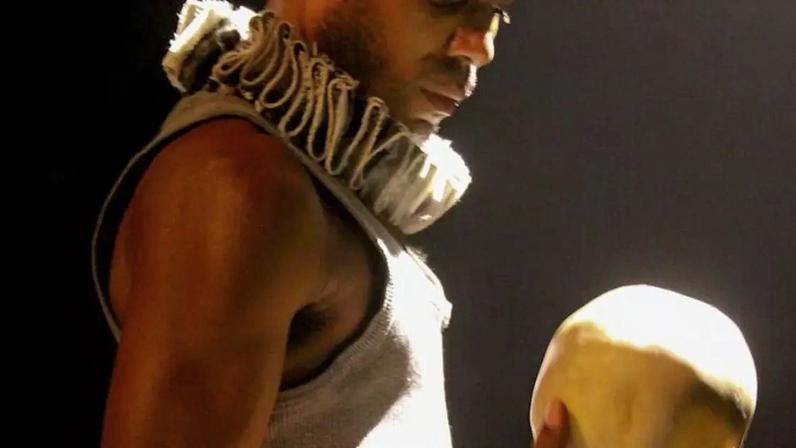 Ícaro Silva estrela 'Hamlet, Sonhos Que Virão' no Nu Cine Copan.