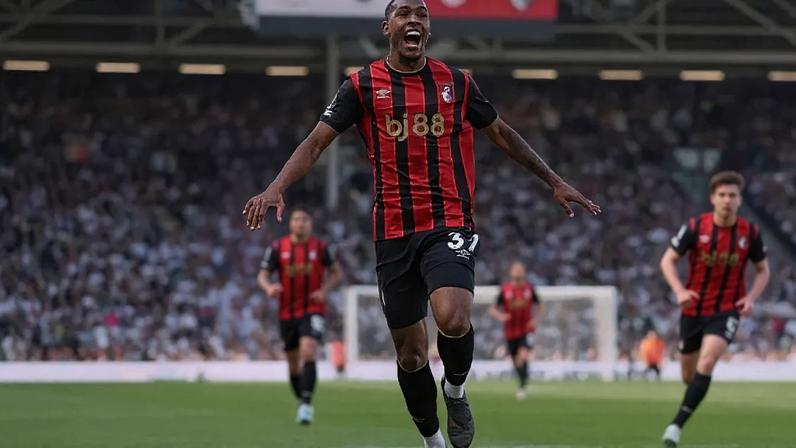 Ryan Pierse/Getty Images - Legenda: Rayan foi um dos grandes destaques na campanha do Bournemouth na Premier League / Jogada10