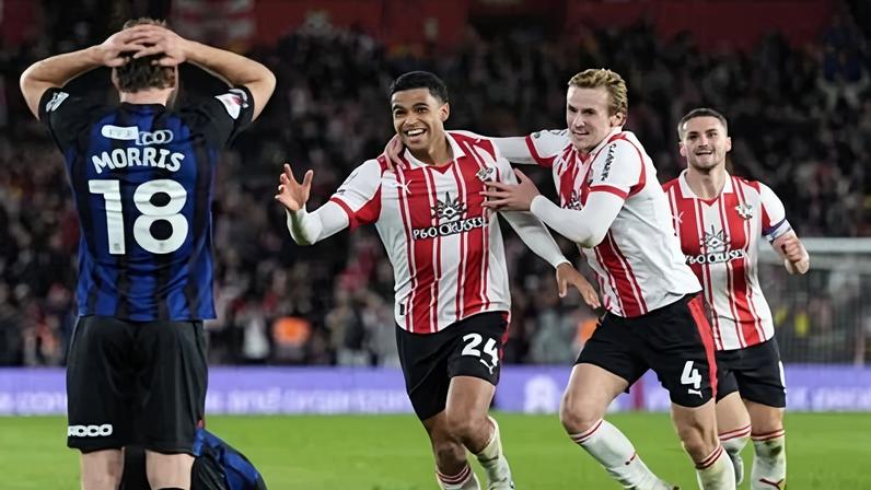 Southampton avança à final de playoff após gol inusitado diante de Middlesbrough