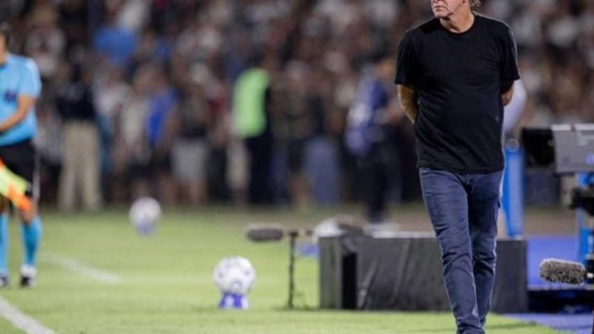 Robinho Jr e Neymar se abraçam após gol do camisa 10 diante do Recoleta –