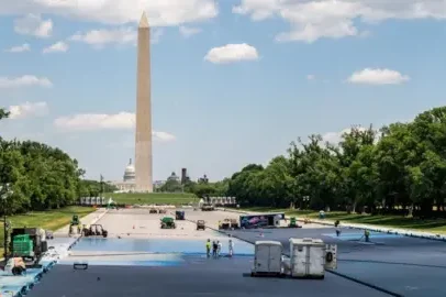 Trabalhadores pintam a Piscina Refletora do Lincoln Memorial azul