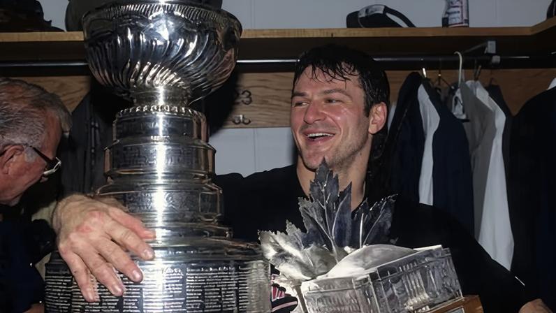 Claude Lemieux, vencedor de quatro Copas Stanley, morre aos 60