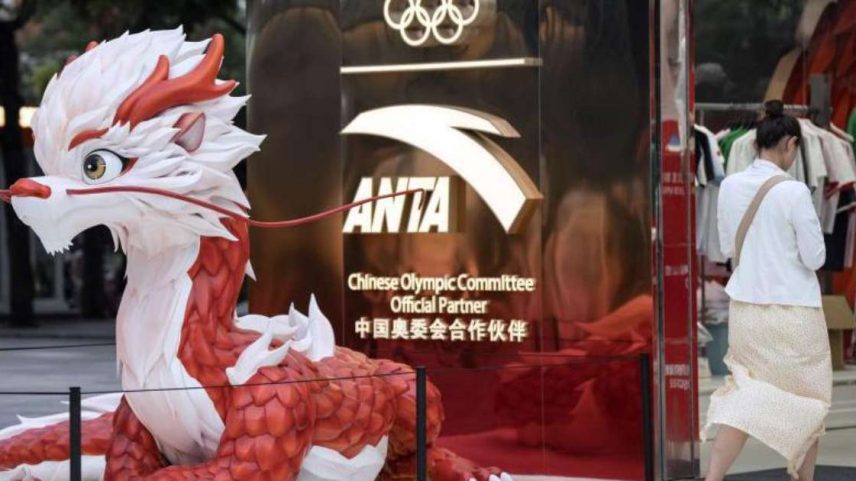 Logotipo da Anta com uma estátua de um dragão chinês em primeiro plano.
