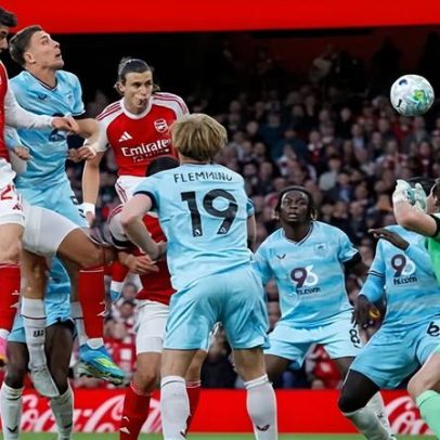 Arsenal encontra consolo em bolas paradas novamente em noite difícil de futebol