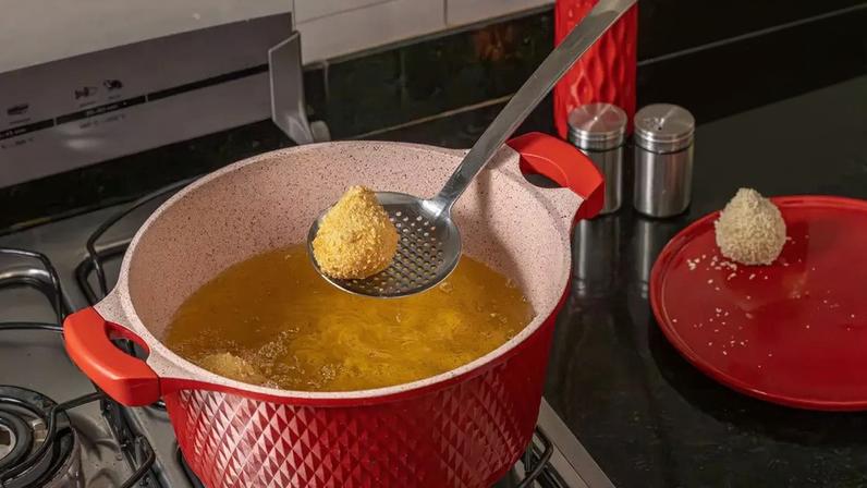 A escolha de bons ingredientes interfere muito no resultado da coxinha; dia desse salgado icônico é celebrado hoje