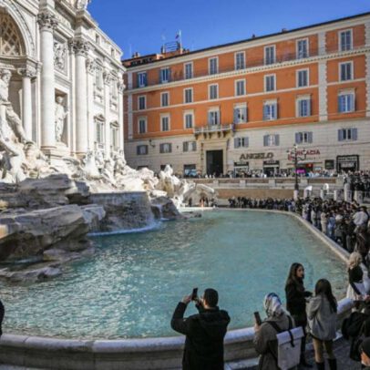 Turista paraguaia nada no Fontana di Trevi, em Roma, sob calor