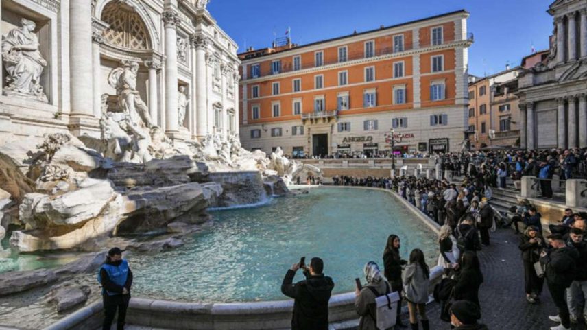 Águas da Fontana di Trevi voltam a ser 'alvo' de turistas pela 2ª vez em maio