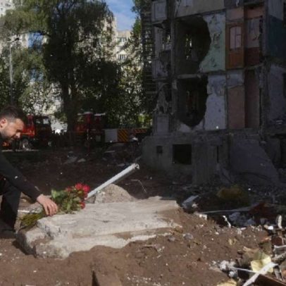 Zelenskiy critica Rússia após ataque a bloco em Kiev que deixou 24 mortos