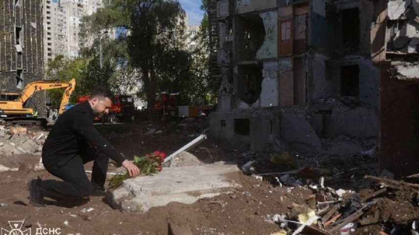 Presidente da Ucrânia, Volodymyr Zelenskiy, presta homenagem a mortos em um prédio de Kiev 15 de maio de 2026 Divulgação via REUTERS