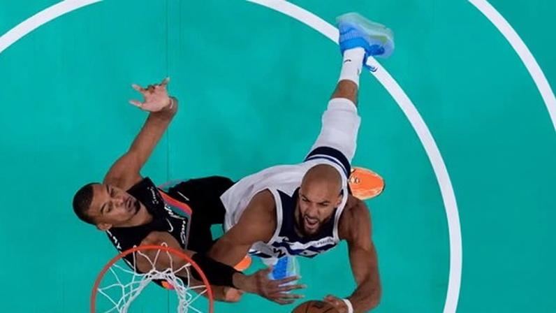 Timberwolves acusam Wembanyama de goaltending após bloqueio recorde nos playoffs