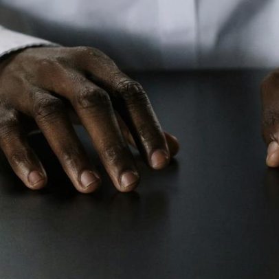 Homem tem mãos decepadas por parentes após conversão em Uganda