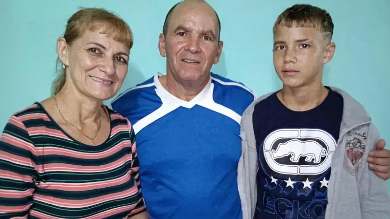 Jonathan com seus pais Elier Muir Ávila e Minervina Burgos López. (Foto: Portas Abertas).