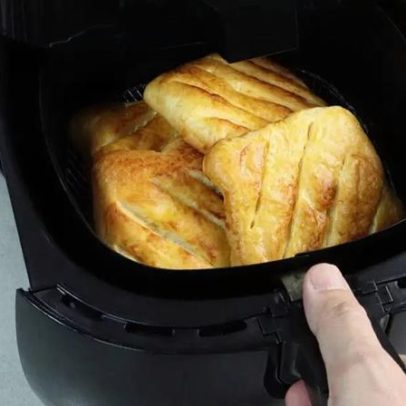 Descongelar pão na air fryer sem queimar: dicas para ficar macio e crocante